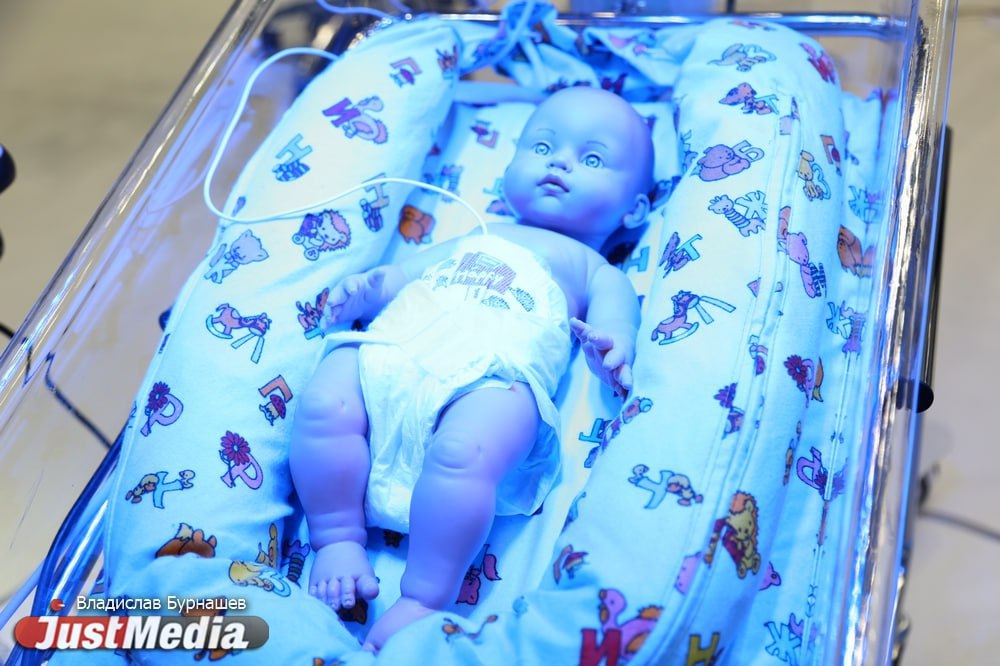 В Артемовском местная жительница чтобы не погашать полуторамиллионный долг перед тремя детьми родила еще одного Но от уголовной ответственности новорожденный ее не освободил По данным ГУФССП России по Свердловской области многодетную мать лишили родительских прав После чего она уклонялась от уплаты алиментов без уважительных причин За это ее привлекали к административной и уголовной ответственности Приговаривали к обязательным исправительным и принудительным работам Когда задолженность приблизилась к полутора миллионам рублей должницу осудили по ст 157 УК РФ Наказание в виде исправительных работ сроком на 8 месяцев она исполнять не стала платить тоже А чтобы избавиться от долга и от обязанности завела ребенка Спустя год должницу вновь привлекли к уголовной ответственности за неуплату алиментов Беременность конечно смягчила приговор но не освободила от ответственности Многодетную мать вновь осудили по ст 157 УК РФ и приговорили к наказанию в виде лишения свободы сроком на три месяца с отбыванием наказания в колонии поселения сообщили в ССП justmediaru