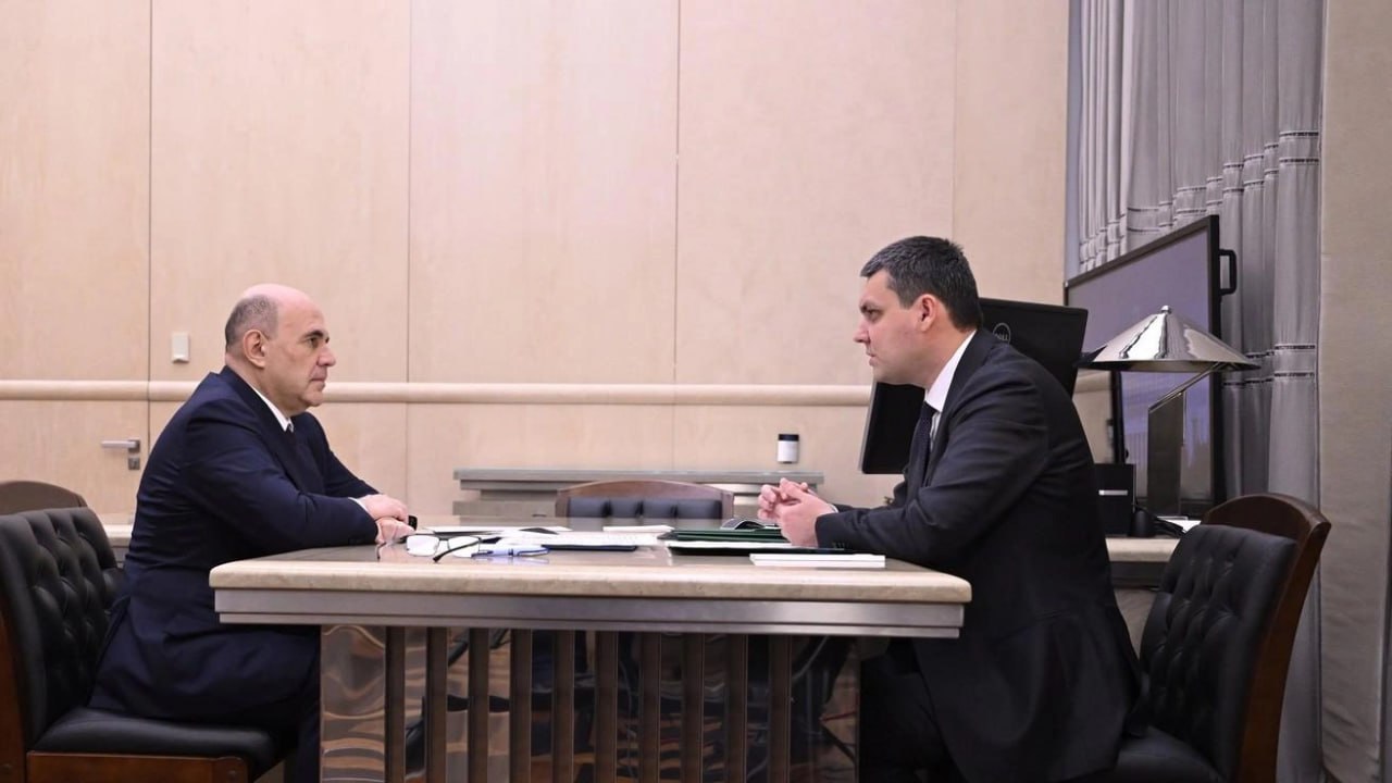 86 всех сгоревших в 2025 году лесов России пришлось на Забайкалье и Бурятию Глава Рослесхоза Иван Советников доложил премьер министру Михаилу Мишустину что всего сгорело 4 3 млн гектаров леса Из них 3 7 млн доля Забайкалья и Бурятии Внутри регионов это четыре района в крае и два в республике По его словам такая статистика почти в два раза меньше чем средняя за многие годы Советников считает что причина пожаров очень мощный антициклон который пришел в Забайкалье и Бурятию в апреле больше двух месяцев до конца июня не было дождей Также он назвал причинами тяжелые условия нет лесных дорог сложный рельеф удаленная и малонаселенная территория Из за этого в пик сезона пришлось собрать почти всех лесных пожарных страны Советников добавил что за последние годы зону тушения лесных пожаров увеличили на 200 млн гектаров благодаря развитию инфраструктуры и маршрутов мониторинга На эти цели в 2025 году выделили 5 3 млрд рублей в планах на 2026 год есть 5 6 млрд рублей По данным тг канала правительства России Чита Ру в MAX