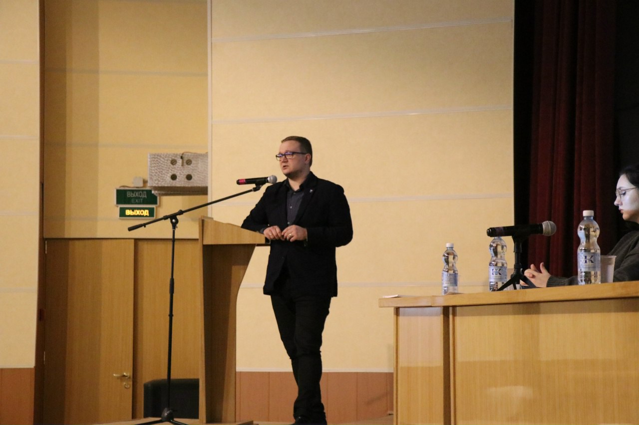 В администрации Кировского муниципального района прошёл яркий семинар о будущем креативных индустрий 17 ноября здание администрации стало площадкой для живого и вдохновляющего семинара посвящённого креативным индустриям сфере которая сегодня объединяет десятки творческих направлений и формирует экономику будущего Атмосфера идей творчества и профессионального обмена объединила более 40 участников Особый интерес вызвало выступление Максима Фёдорова который подробно рассказал о том какие именно направления относятся к креативным индустриям Он представил перечень ключевых сфер от народных промыслов искусства и музыки до высокотехнологичных областей вроде разработки ПО и видеоигр а также таких актуальных направлений как дизайн мода медиа и даже гастрономия Каждое из этих направлений обладает собственным потенциалом для развития и открывает новые возможности для региональных проектов и инициатив Также перед участниками выступили представители областного фонда поддержки которые рассказали о мерах государственной поддержки и инструментах доступных для творческих предпринимателей Семинар стал важной площадкой для знакомства обмена опытом и вдохновения подчеркнув значимость креативных индустрий для будущего региона