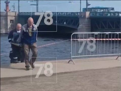 В Питере из реки выловили труп девушки В центре Санкт-Петербурга из Невы выловили труп обнаженной 20-летней студентки с множественными следами повреждений. Тело плавало возле прогулочного кораблика у "спуска со львами", что у Дворцового моста. Следователи выясняют обстоятельства смерти. Вероятно, девушка была убита и сброшена в воду. Погибшую нашли около 4 утра после развода мостов. Сейчас в городе большое количество туристов из-за белых ночей. ______ Оставить обращение