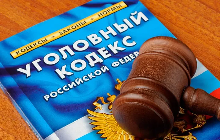 Верховный Суд вынес Кассационное определение по делу 11 УД26 3 К6 которым он отменил обвинительный приговор и последующие судебные акты по уголовному делу о краже подростком товаров из магазина прекратив его в связи с малозначительностью и признав за несовершеннолетней право на реабилитацию В комментарии АГ защитник отметила что ряд конкретных обстоятельств не позволили ВС РФ согласиться с выводами о том что действия несовершеннолетней обладают достаточными признаками общественной опасности дающими основания для признания их преступлением По мнению одного эксперта АГ это решение ВС является хрестоматийным примером реализации положений ч 2 ст 14 УК РФ Другой заметил что рассматриваемая норма не содержит четких критериев ее применения что вызывает трудности в правоприменительной практике Подробнее читайте на сайте АГ