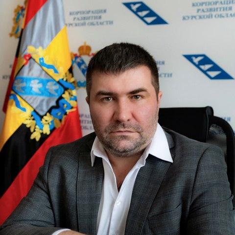 В Курской области уволен врио руководителя Корпорации развития Совет директоров Корпорации развития Курской области принял решение об увольнении временно исполняющего обязанности руководителя Александра Бережного. По словам врио министра имущества региона Дмитрия Савина, причиной увольнения стало расхождение действий Бережного с позицией правительства области и совета директоров. Пока он сохраняет пост директора филиала, однако, в ближайшее время может быть освобожден и от этой должности. Врио губернатора Александр Хинштейн прокомментировал ситуацию, подчеркнув, что ряд решений и соглашений, принятых прежним руководством корпорации по контрактам на строительство оборонительных объектов, были признаны судом незаконными и отменены. Несмотря на это, корпорация попыталась оспорить решение правительства области, что вызвало резкую критику со стороны властей. Хинштейн заявил о недопустимости подачи жалоб без согласования с правительством и отметил, что законность действий Бережного будет тщательно проверяться. Он также допустил возможность увольнения Бережного по негативным основаниям, назвав его действия вредительством. В настоящее время апелляционная жалоба корпорации отозвана, а в отношении Александра Бережного может быть инициирована дополнительная проверка на предмет законности и обоснованности его решений.