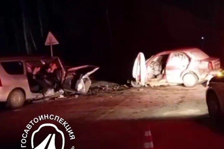 В Сосновском районе поздним вечером 9 ноября произошла смертельная авария Как рассказали в Госавтоинспекции Челябинской области 57 летняя женщина на Hyundai Accent выехала на встречную полосу и врезалась там в LADA Largus Водитель иномарки погибла на месте аварии Травмы получила пассажирка LADA   Подписаться на chelkp