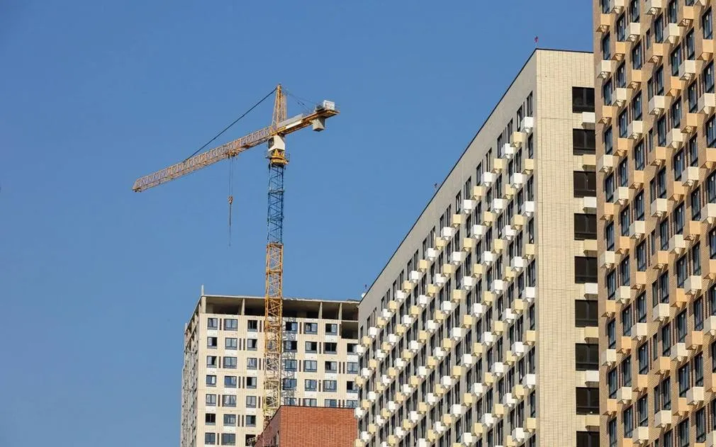 Спрос на новостройки Москвы упал на 40 за год цены выросли почти на 30  В марте 2026 года число сделок с первичным жильем в Московском регионе сократилось на 41 до 6 8 тыс Сильнее всего спрос упал в Новой Москве на 56 до 926 сделок в Старой на 38 3 1 тыс в области на 37 2 7 тыс следует из отчета аналитического сервиса DataFlat  Цены при этом выросли средняя стоимость квадрата в регионе 435 3 тыс руб 28  Совокупная выручка застройщиков в Московском регионе в марте 2026 года оказалась ниже на 23 чем в прошлом году и составила 160 млрд руб новостройка Фото Oleg Elkov Shutterstock FOTODOM Читать РБК Недвижимость в Telegram VK Канал РБК в MAX