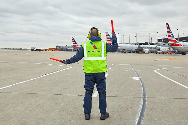 American Airlines получила рекордную выручку в третьем квартале American Airlines Group в третьем квартале сократила чистый убыток на 23 5 и получила рекордную выручку причем скорректированный убыток и выручка компании оказались лучше ожиданий рынка Об этом сообщает Интерфакс со ссылкой на данные компании Как сообщается в пресс релизе компании чистый убыток в июле сентябре составил 114 млн или 0 17 на акцию по сравнению с убытком в размере 149 млн или 0 23 на акцию за аналогичный период предыдущего года Скорректированный убыток также составил 0 17 на бумагу Выручка American Airlines увеличилась на 0 3 до рекордных 13 69 млрд aviaru net n289093