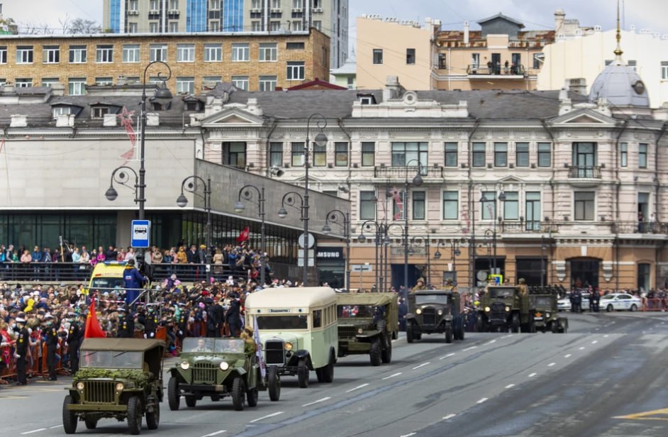 Во Владивостоке завтра будет масштабное перекрытие Центра с 6 до 13 для репетиции Парада, поэтому путь до работы/учебы будет долгим и нервным Во вторник, 6 мая, центр Владивостока перекроют на время заключительной репетиции парада Победы. С 06:00 закроют Корабельную набережную и Светланский переулок. С 07:00 будут перекрыты Светланская до остановки «Лазо» и Алеутская от Семёновской до 1-й Морской, а также прилегающие улицы. Предварительно, репетиция должна завершиться до 13:00. Водителей просят планировать маршруты движения с учётом вводимых ограничений. Автобусы со стороны Покровского парка будут доезжать только до Семеновской, со стороны Маяка – до 1-й Морской, а со стороны Луговой – поворачивать на Пушкинскую.
