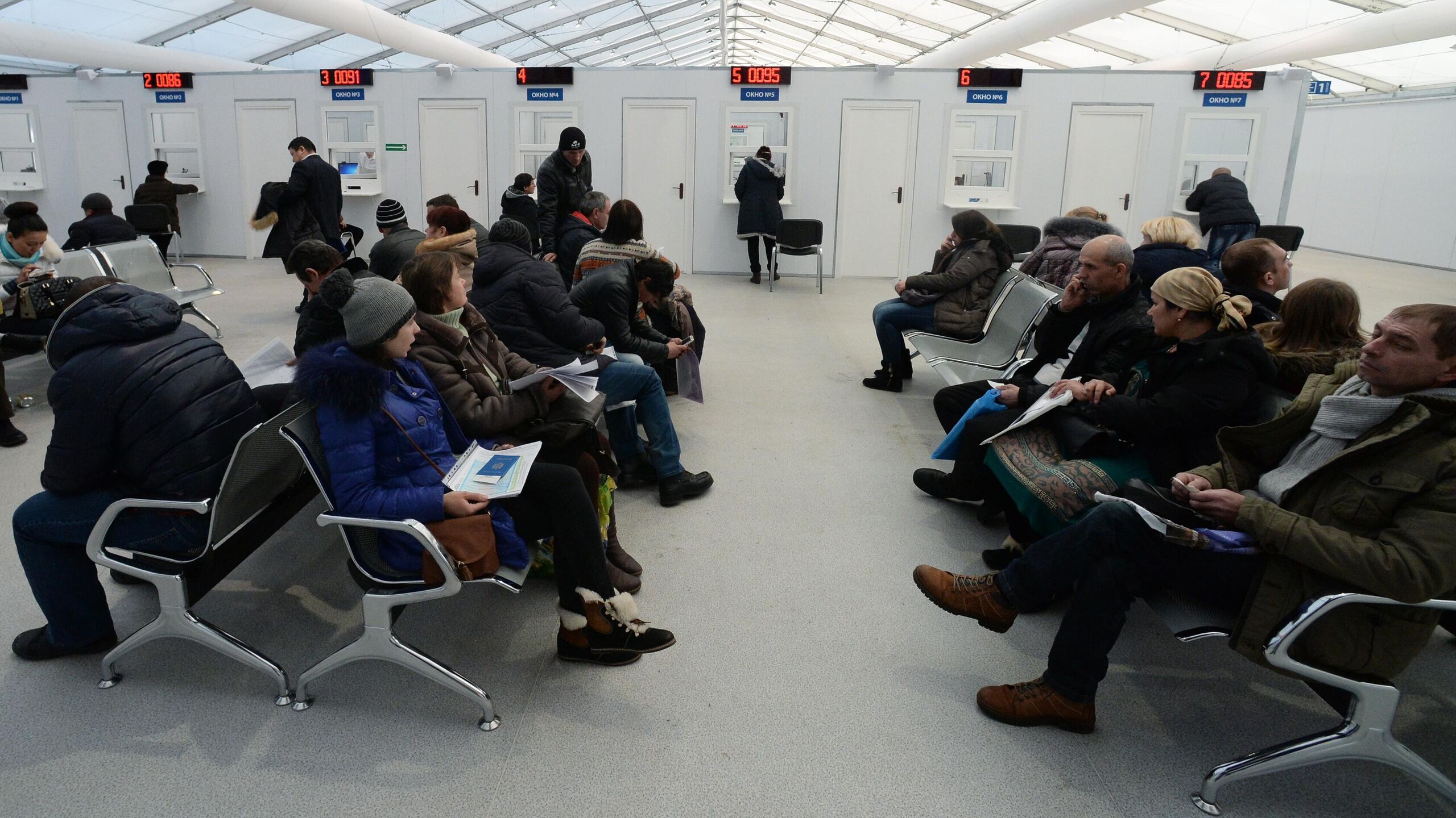 Правительство России установило допустимые доли иностранных работников задействованных в торговле строительстве пассажирских перевозках общепите и других отраслях процент варьируется в зависимости от сферы деятельности и конкретного региона выяснило РИА Новости Кабмин вправе ежегодно устанавливать допустимую долю иностранных работников привлекаемых хозяйствующими субъектами в различных отраслях экономики При этом учитываются региональные особенности рынка труда и необходимость приоритетного трудоустройства граждан РФ В документе правительства с которым ознакомилось агентство установлены соответствующие показатели на следующий 2026 год