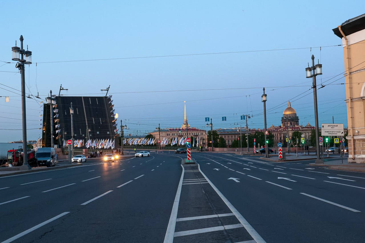 Дворцовый мост разведут в эти выходные под фрагменты произведений Петра Ильича Чайковского. Трек-лист, посвященный 185-летию композитора, можно услышать в ночь на 12 и 13 июля. Петербуржцы и гости города насладятся фрагментом «Симфонии №4» в исполнении симфонического оркестра, а также отрывком одной из пьес фортепианного цикла «Времена года» — «Июль». Традиционно перед разводкой Дворцового моста прозвучит «Гимн Великому городу» Рейнгольда Глиэра. Фото: Дарья Каменская/Город+