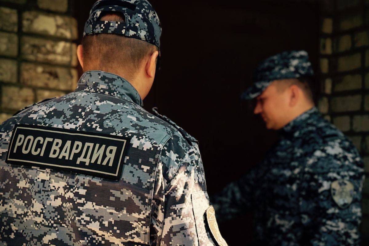 Росгвардейцы Благовещенска вызволили раненую девочку и ее подругу из закрытой комнаты К росгвардейцам обратилась взволнованная женщина, которая заметила на балконе просивших о помощи детей. Сотрудники ведомства подошли к квартире, где уже находились соседи. Они рассказали, что дети предположительно заперты в одной из комнат квартиры. Внутри жилища росгвардейцы увидели закрытую межкомнатную дверь с разбитой стеклянной вставкой. Несовершеннолетние пытались самостоятельно выбраться, после чего одна из них поранила руку. Росгвардейцы оказали доврачебную помощь раненому 8-летнему ребенку, после она была госпитализирована в больницу. Второго ребенка передали инспектору ПДН.