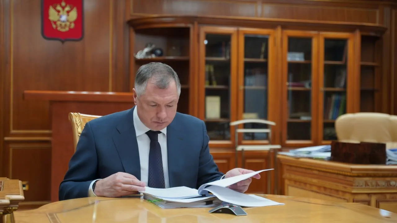 Марат Хуснуллин провел заседание правительственной комиссии по обеспечению безопасности дорожного движения Участники обсудили результаты принимаемых мер по снижению аварийности на дорогах а также стратегические задачи по улучшению ситуации в данном направлении В заседании приняли участие представители Министерства внутренних дел Министерства транспорта Федерального дорожного агентства и других профильных ведомств а также главы субъектов Учитывая колоссальный рост автомобилизации интенсивности движения мы наращиваем работу по повышению безопасности дорожного движения и снижению аварийности от чего зависят жизни и здоровье россиян всех возрастов Несмотря на всю сложность необходимо приложить максимальные усилия как на федеральном так и на региональном уровнях для выполнения всех поставленных задач сказал вице премьер На сегодня разработан план мероприятий по реализации утвержденной стратегии повышения безопасности дорожного движения С 2018 года удалось сохранить более 25 тыс жизней и здоровье около 300 тыс граждан Продолжается работа по приведению дорог в нормативное состояние и развитию сопутствующей инфраструктуры а также по повышению качества подготовки водителей На заседании обсудили ход работы по обустройству инфраструктуры для средств индивидуальной мобильности что наиболее актуально в преддверии летнего сезона Подписаться на Правительство России в MAX