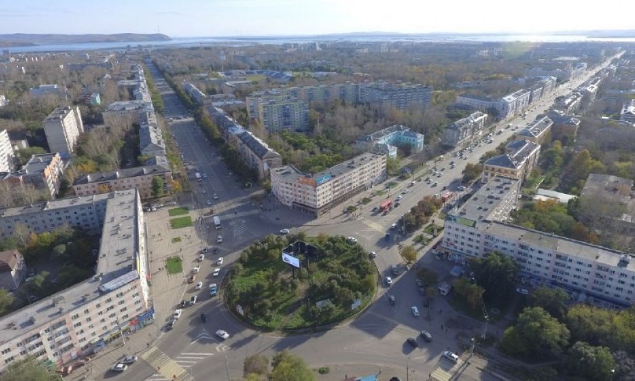 Росводоканал вложит более 350 млрд рублей в развитие коммунальной инфраструктуры Комсомольска на Амуре Город станет первым в России где в рамках государственно частного партнерства будет заменено 100 всех сетей водоснабжения и водоотведения Концессионное соглашение с правительством Хабаровского края администрацией Комсомольска на Амуре заключено на 49 лет Объем инвестиций в первые 20 лет более 73 млрд рублей Планируется модернизировать 23 объекта водоснабжения и 54 водоотведения Комплексная реновация позволит снизить аварийность уменьшить потери воды и улучшить экологическую ситуацию в Комсомольске на Амуре Крупнейший проект будет реализован в партнерстве с ВЭБ РФ Это позволит создать новые стандарты качества водоснабжения Вся коммунальная инфраструктура останется в муниципальной собственности