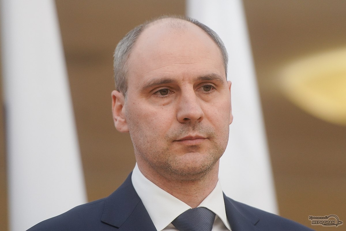 На еженедельном заседании правительства сообщил врио главы региона Денис Паслер поднял вопрос о том, что часть проектов по привлечению инвестиций в Свердловскую область не реализована и заморожена.   На заседании правительства вернулся к теме, которую обсуждали неделю назад, — привлечение инвестиций в Свердловскую область. Запросил детальный разбор по каждому из проектов. Выяснилось: часть из озвученных инициатив либо не реализована, либо заморожена, либо вообще перешла в другие регионы.  Он отметил, что, по его мнению, важно не создавать иллюзию активности, а контролировать каждый шаг инвесторов. Паслер пригрозил личной ответственностью за неудовлетворительную работу по привлечению инвестиций в регион. Сейчас министру инвестиций и развития Вадиму Третьякову поручено взять ситуацию под личный контроль и настроить работу министерства на привлечение внешних компаний в наш регион.    «Уральский меридиан»