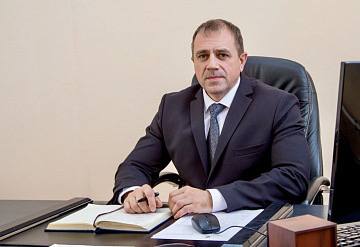 Заместитель мэра Благовещенска оштрафован за плохое состояние дорог #ЭтоВамНеНаПамятникахРисовать Мировой судья рассмотрел дело об административном правонарушении в отношении Рудненка В.А., который, являясь ответственным должностным лицом, допустил несоблюдение требований по обеспечению безопасности дорожного движения при содержании дорог ч. 1 ст. 12.34 КоАП РФ . На улицах Пионерская, 50 лет Октября, Институтская, Кантемирова и Студенческая обнаружили выбоины, просадки и другие проблемы. Несмотря на предписания, нарушения не устранили вовремя, что угрожало безопасности водителей и пешеходов. Доводы защиты о плановых ремонтных работах не приняли во внимание, так как материалы дела подтвердили факт бездействия. Судья признал заместителя мэра города Благовещенска Рудненка виновным в совершении административного правонарушения и оштрафовал Рудненка на 20 тыс. рублей.