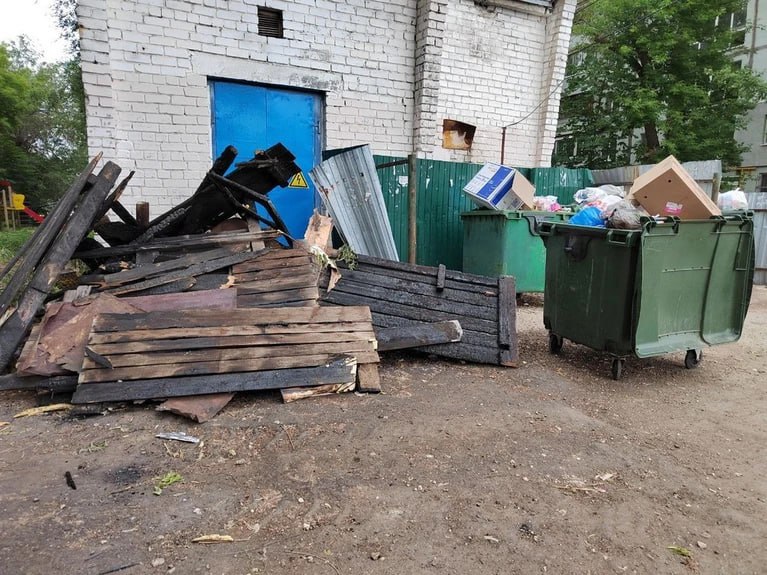 Тариф на вывоз мусора в Самарской области вырастет до 790 рублей за кубометр И снова прощайте денежки На оперативном совещании правительства Самарской области 10 ноября обсудили повышение тарифа по обращению с ТКО Тариф за эту коммунальную услугу в Самарской области не повышали с 2019 года За это время подорожали топливо и техника выросли расходы на оплату труда и дальнейшее удержание тарифа могло бы усугубить ситуацию Сейчас в Самарской области тариф на обращение с ТКО составляет 584 35 рублей за кубометр Теперь же он вырастет аж до 790 1 рублей Если говорить о конкретным цифрах в квитанции плата за одного человека вырастет более чем на 30 рублей и составит 128 рублей в месяц расчет по площади жилья увеличится до 5 99 рублей с одного квадратного метра в месяц Новый тариф начнет действовать уже с ноября 2025 года По поручению губернатора Вячеслава Федорищева его зафиксируют минимум на год   Подпишись на truekpru63 Мы в MAX