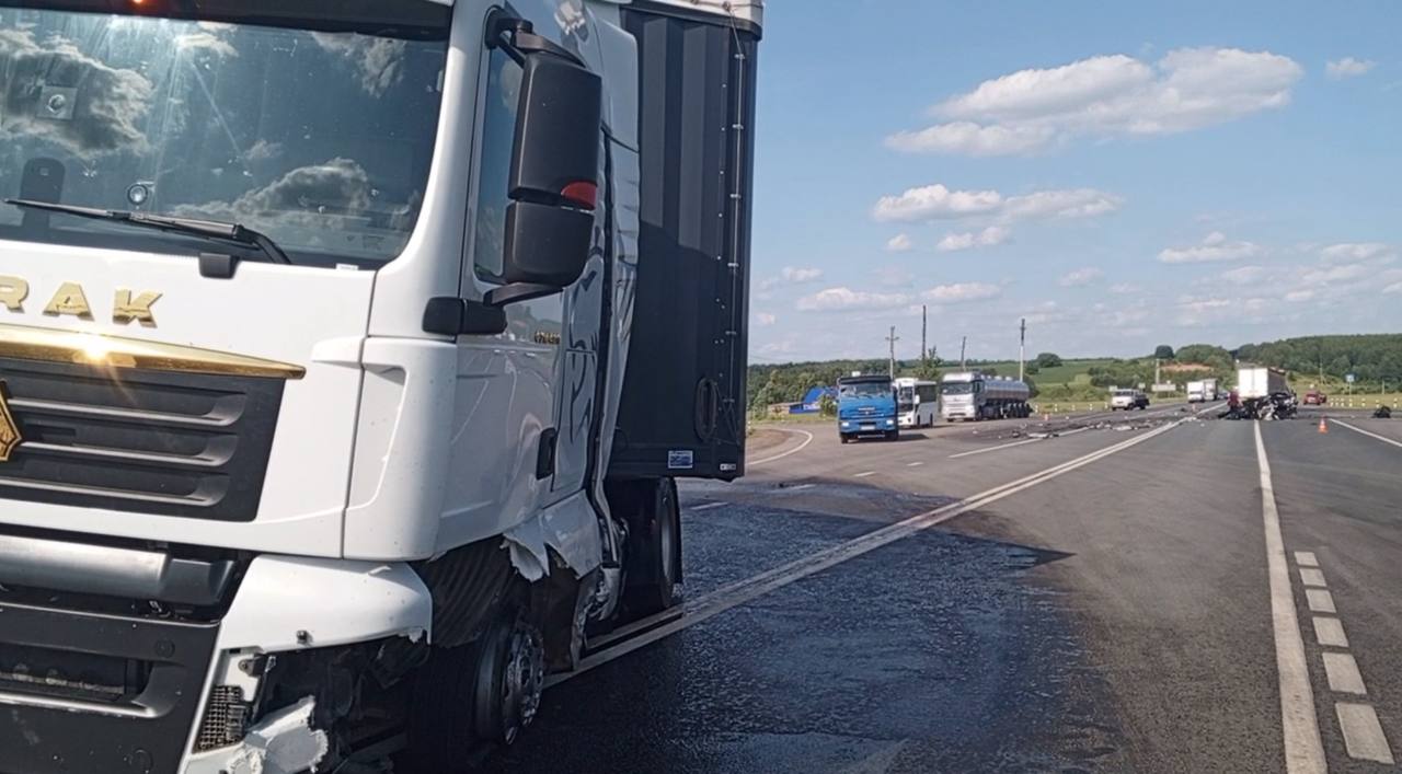«Газель» подбила «Форд» в Удмуртии. 9 июня около 15:00 на 304-м километре федеральной автодороги Р-243 вблизи деревни Абдэс-Урдэс в Малопургинском районе 47- летний водитель «Газели» совершил наезд на Ford Focus под управлением 35-летнего мужчины, который хотел повернуть налево на нерегулируемом перекрестке. После наезда Ford выбросило на встречную полосу, где он столкнулся с грузовиком SITRAK под управлением 56-летнего мужчины. В результате ДТП водитель легкового автомобиля получил травмы, доставлен в медицинское учреждение. Спасатели деблокировали пострадавшего. Причины и обстоятельства ДТП устанавливаются. -info