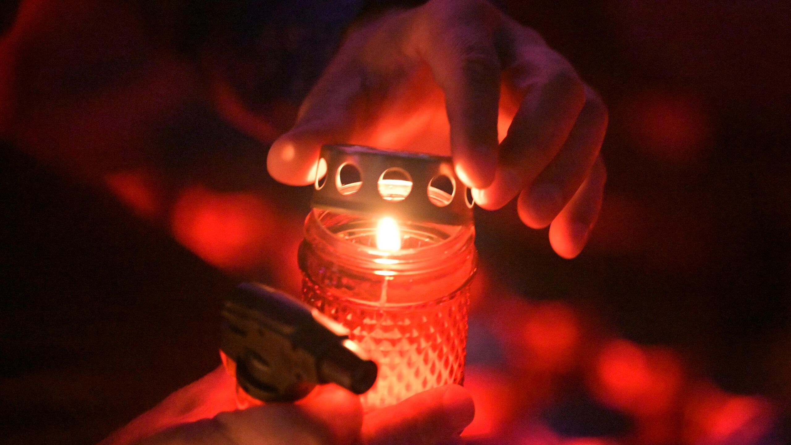 Бывшая волейболистка Уралочки и супруга вице президента екатеринбургского клуба Николая Карполя Галина Карполь умерла на 85 м году жизни сообщается на сайте Всероссийской федерации волейбола ВФВ Причины смерти бывшей волейболистки не сообщаются Всю свою игровую карьеру уроженка Свердловска посвятила родной Уралочке здесь же провела карьеру тренерскую в дубле Уралочки готовила игроков для основной команды А свою жизнь Галина Михайловна посвятила Николаю Карполю став его музой верной спутницей и главным другом Галина Михайловна была прекрасным душевным человеком преданным другом всегда готовым подставить плечо и одной из первых спешила на помощь Выражаем искренние глубочайшие соболезнования родным и близким Галины Михайловны Николаю Васильевичу и Михаилу Васильевичу Карполям в связи со смертью любимой жены и бабушки говорится в сообщении клуба В составе клуба Галина Карполь выступала на протяжении 12 лет в качестве игрока после чего столько же провела в команде как тренер