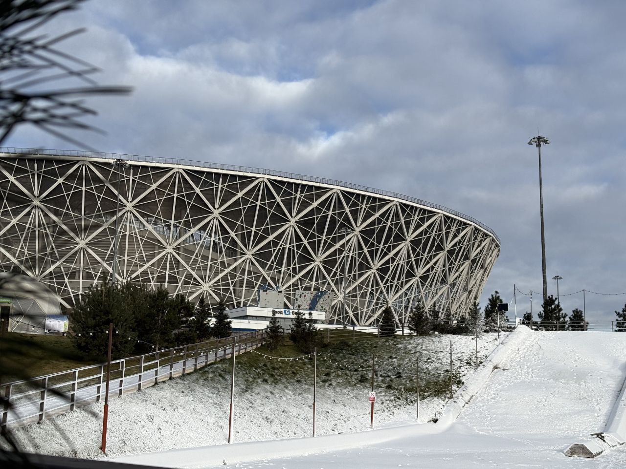 В ЦПКиО подготовили снежные горки с покровом до 15 см В Центральном парке Волгограда активно формируют снежные горки После установления морозов специалисты создали снежное покрытие на первом спуске Его толщина достигает 15 сантиметров Сейчас идет подготовка второй горки В этом сезоне длина снежных трасс составит около 80 метров Для создания снега используют пять снегогенераторов Одна пушка производит до 5 кубометров снега в час Техника работает при устойчивой минусовой температуре Горки будут работать даже без естественного снега Катание начнется в ближайшее время Для спуска нужен тюбинг Его можно принести с собой или взять напрокат вместе с шлемом Во время катания открывается вид на Волгу танцующий мост и Волгоград Арену Рядом работает смотровая площадка у светодиодной КиберЕлки Территорию украсят гирляндами и игрушками Одновременно откроется фудкорт Шале сети Вкуснопарк Гостям предложат горячие безалкогольные напитки бургеры роллы в лаваше и выпечку в MAX