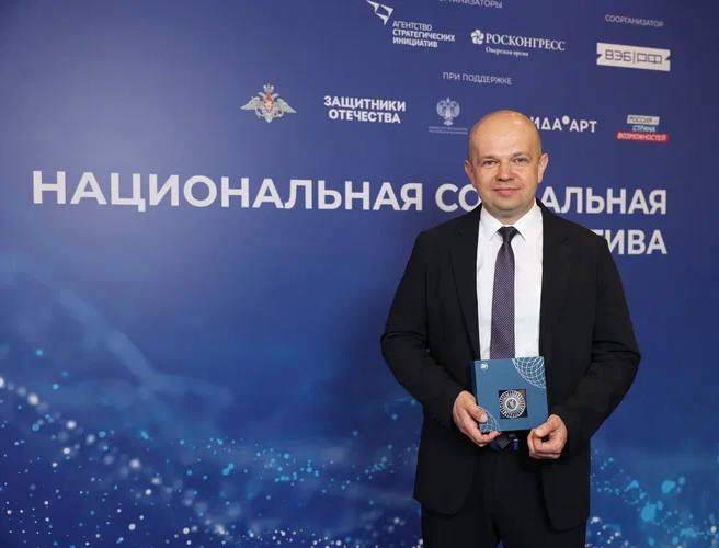 А.В.Понявин, Директор Исполкома НДС России, стал лауреатом Национальной премии «Страну меняют люди». Премия Агентства стратегических инициатив «Страну меняют люди» проводится в первый раз в соответствии с поручением Президента Российской Федерации В.В. Путина совместно с Фондом Росконгресс при поддержке ВЭБ РФ, Министерства обороны Российской Федерации, Фонда «Защитники отечества» и Министерства культуры Российской Федерации. Целью Премии является признание вклада предпринимателей, ученых, инженеров – лидеров идей и проектов, разрабатывающих и внедряющих передовые решения, которые способствуют прорывному достижению национальных целей развития России, повышению качества жизни граждан и достижению технологического суверенитета. А также тех, кто поддерживает этих лидеров – общественных деятелей, представителей организаций и региональных команд, Героев специальной военной операции, лидеров проектов и партнеров, осуществляющих постоянную поддержку СВО