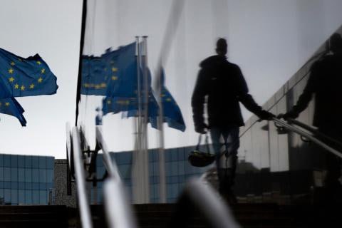 Евросоюз не представит 19 й пакет санкций против России в среду 17 сентября он отложен на неопределенный срок Об этом пишет Politico со ссылкой на европейского дипломата и чиновника одной из стран ЕС По данным издания этот вопрос выпал из повестки Комитета постоянных представителей стран членов ЕС в Брюсселе Coreper II поскольку президент США Дональд Трамп и сам Европейский союз сосредоточились на усилении давления на Словакию и Венгрию требуя от них сократить зависимость от российской нефти Coreper II состоит из глав миссий постоянных представителей стран членов Евросоюза Комитет занимается в основном политическими финансовыми и внешнеполитическими вопросами Предыдущий 18 й пакет санкций ЕС принял в середине июля Под ограничения попали газопроводы Северный поток и 105 танкеров теневого флота Санкции коснулись также нефтеперерабатывающего завода Роснефти в Индии Кроме того меры затронули 14 физических лиц и 41 юрлицо ЕС также снизил потолок цен на российскую нефть с 60 действует с 2022 года до 47 6 за баррель и ввел запрет на импорт нефтепродуктов произведенных из российской сырой нефти Глава МИД Франции Жан Ноэль Барро говорил что 19 й пакет санкций должен был быть представлен еще 15 сентября Меры которые разрабатывались в координации с президентом США по его словам должны были оказать колоссальное давление на Россию Глава Еврокомиссии Урсула фон дер Ляйен отмечала что новый пакет санкций собирались принять еще в начале сентября чтобы продолжить давить на военную экономику России По данным Politico 19 й пакет мер не будет включать новые ограничения на продажу энергоносителей и вместо этого будет нацелен в частности на суда теневого флота которые Брюссель связывает с поставками нефти в обход санкций Источники AFP говорили что целью могут стать нефтеперерабатывающие заводы в третьих странах которые участвуют в экспорте российской нефти в ЕС а также компании работающие с российской нефтью Кроме этого Франция и Германия призвали усилить санкции в отношении большого числа банков и криптовалютных бирж в Центральной Азии Euractiv писал что некоторые европейские страны предлагают ввести полный запрет на въезд для российских туристов в Евросоюз Politico сообщало что отдельным пунктом может стать ограничение свободы передвижения российских дипломатов в Шенгенской зоне Инициатива предложенная Чехией предполагает привязку дипломатических сотрудников к стране их аккредитации