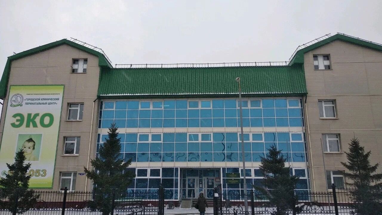 Омские власти отказались строить новый перинатальный центр Жители Омской области поинтересовались у чиновников когда в регионе построят обещанный второй перинатальный центр на фоне закрытия части родильных домов Официальный аккаунт минздрава ответил что ничего строить не планируют обратил внимание Город55 Мощности родильных домов в Омске позволяют оказать помощь всем роженицам региона Уровень этих медучреждений признан на федеральном уровне утверждают областные власти Они оснащены самым современным медицинским оборудованием мультидисциплинарные бригады врачей готовы к самым сложным случаям Строительство нового перинатального центра с учетом текущего уровня рождаемости не планируется При этом в Омске осталось только четыре действующих родильных дома пишет издание Минздрав Омской области возглавляет Дмитрий Маркелов Губернатор Виталий Хоценко Единая Россия назначил Маркелова в июле 2024 года До этого он руководил Клиническим онкологическим диспансером был депутатом горсовета Омска от Единой России и стажировался на медицинском факультете университета Луи Пастера во французском Страсбурге Подписаться Прислать новость Помочь бустами