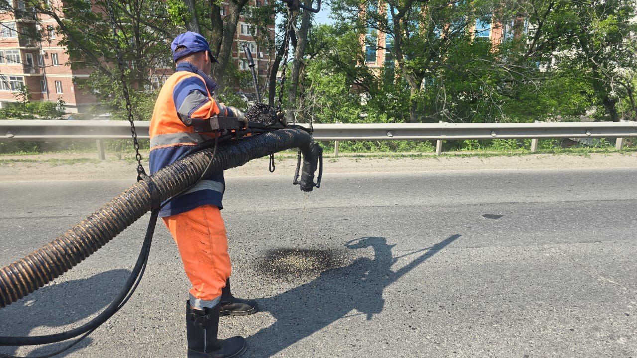 Ремонт дорожного покрытия выполнен на Владивостокском шоссе Специалисты дорожно-ремонтной службы выполнили работы по устранению деформаций и повреждений дорожного покрытия на Владивостокском шоссе с использованием современного метода «Бецема». В ходе ремонтных работ были ликвидированы различные дефекты дорожного покрытия, включая трещины, выбоины и просадки. Метод «Бецема» представляет собой инновационную технологию горячей регенерации дорожного полотна, которая позволяет не только устранять отдельные дефекты, но и восстанавливать значительные участки дорожного покрытия. Специалисты отмечают, что использование данной технологии обеспечивает высокую прочность обновленного покрытия и его устойчивость к нагрузкам. Ремонт выполнен с соблюдением всех технологических требований и норм безопасности дорожного движения. Отметим, что после завершения ремонтных работ движение по Владивостокскому шоссе осуществляется в штатном режиме.