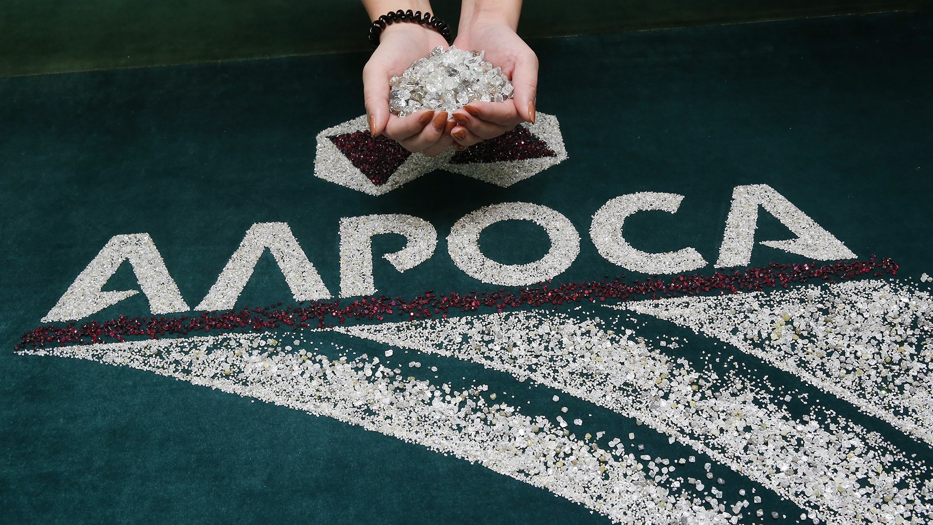 АЛРОСА Акционерная компания #ALRS Санаторий АЛРОСА перешел Azimut Hotels Контроль над оздоровительным комплексом «Прометей» в Краснодарском крае, принадлежавшим АЛРОСА, получила ранее управлявшая им сеть Azimut Hotels Александра Клячина. Рыночная стоимость объекта составляет около 2 млрд руб. Производственные корпорации распродают здравницы, рассматривая их как сложный в управлении непрофильный актив. Но на их балансе до сих пор находится около четверти санаторно-курортного фонда России. Источник: kommersant.ru