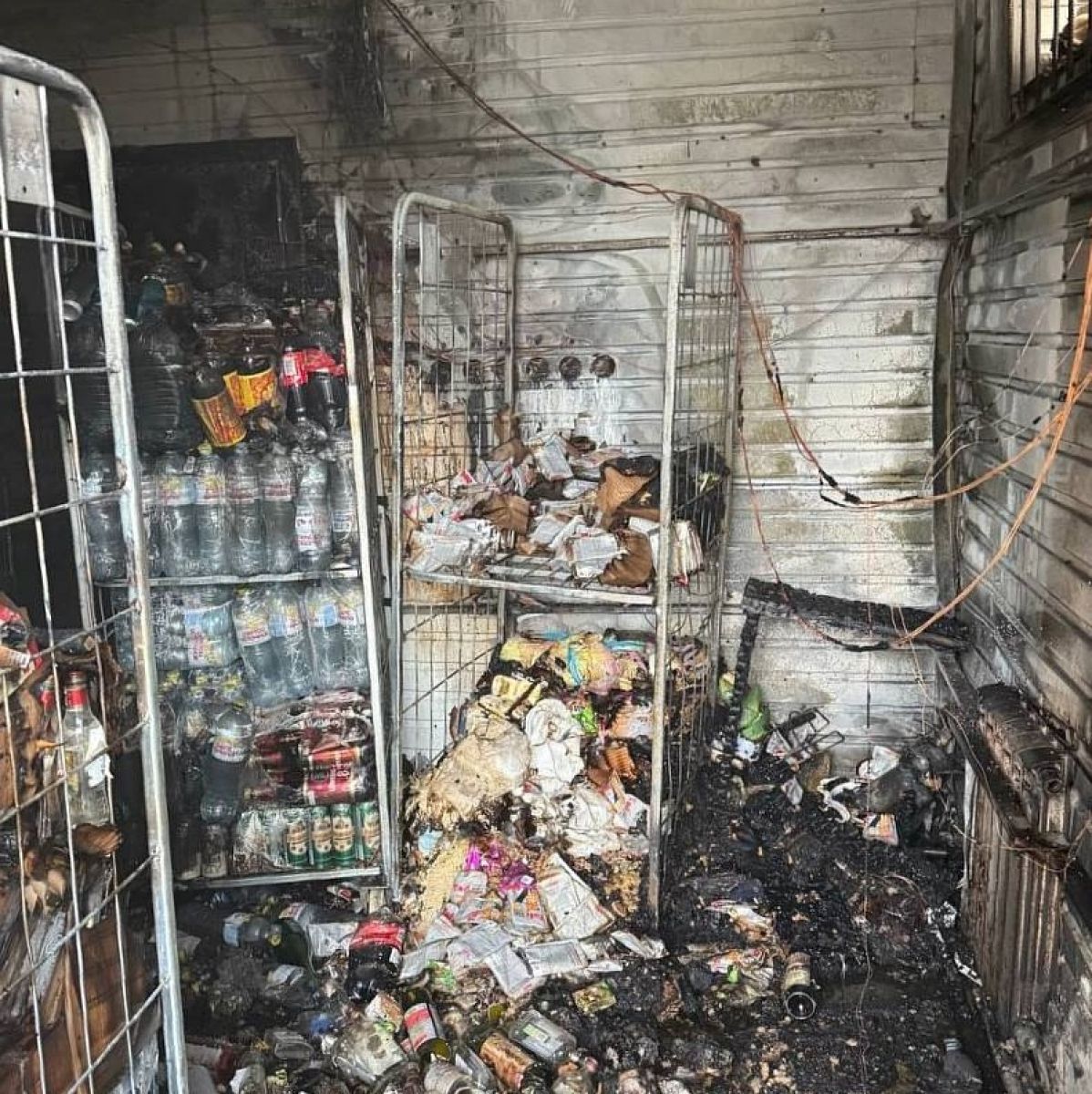 Во время пожара в лебедянском "Магните" сотрудница получила ожог     Огонь быстро распространился на продукцию, полки и стены. Дым заполнил помещение – покупатели и персонал в спешке вынуждены были покинуть торговый зал.  ↗  Прислать новость   Подписаться