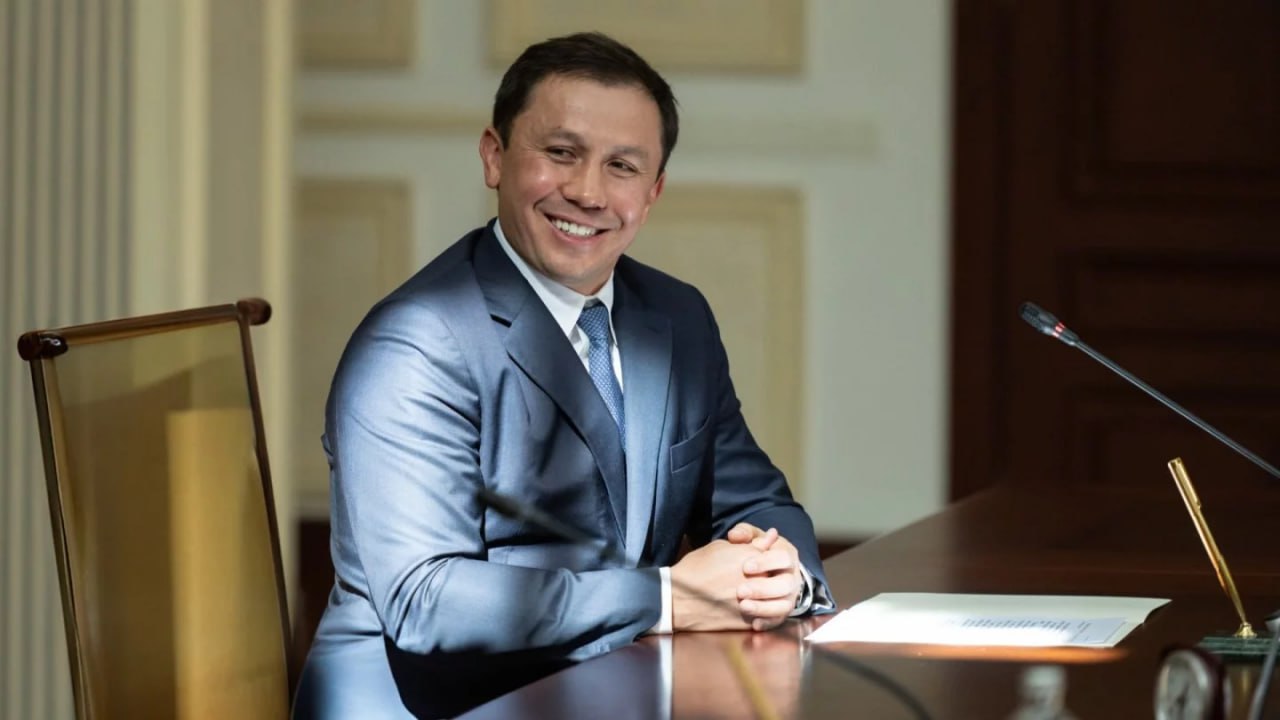 Головкина в президенты Известный спортсмен стал кандидатом на пост главы World Boxing Выборы состоятся 23 ноября в Риме В голосовании примут участие представители 125 стран входящих в состав федерации сообщили в НОК РК В президентской гонке участвуют два кандидата Геннадий Головкин и представитель Греции Мариолис Харилаос Действующий президент Борис ван дер Ворст не будет баллотироваться на второй срок Наша цель добиться полного признания со стороны МОК и подтвердить присутствие бокса на Олимпийских играх в Лос Анджелесе 2028 Брисбене 2032 и в последующие годы написал Головкин на своей странице в инстаграме World Boxing международная федерация бокса созданная в апреле 2023 года В сентябре 2024 года Геннадий Головкин стал председателем новой Олимпийской комиссии WB Ключевое направление деятельности федерации тесное сотрудничество с Международным Олимпийским комитетом для сохранения бокса в программе Олимпийских игр и признания World Boxing в МОК Геннадий Головкин заслуженный мастер спорта Казахстана серебряный призёр Олимпийских игр 2004 победитель чемпионата мира 2003 Одержал 23 победы нокаутом подряд и занесён в Книгу рекордов Гиннесса за самый высокий процент нокаутов в истории среднего веса Фото НОК РК t me orda kz