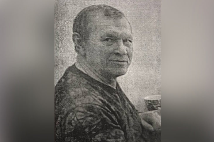 Следственный комитет обратился к жителям Волгограда за помощью в поисках 70-летнего пенсионера Владимира Звездина. Мужчина бесследно исчез 3 декабря 2024 года в Дзержинском районе. - Пропавший вышел из своей квартиры, расположенной на улице 8-й Воздушной Армии города Волгограда, и отправился в неизвестном направлении. Его местонахождение до настоящего времени не установлено. Звездин В.П. страдает деменцией, в связи с чем дезориентирован в пространстве, - рассказали в СУ СК России по Волгоградской области. По факту произошедшего следователями возбуждено уголовное дело об убийстве. На вид разыскиваемому 65-75 лет, рост около 175 см, славянской внешности. Изначально был одет в куртку из черного кожзаменителя, джинсовые брюки с дырками на коленях и чёрные туфли. Одна из особых примет – родинка на верхнем веке левого глаза. Граждане, владеющие о пропавшем пенсионере информацией, могут обратиться к правоохранителям по номерам: 8 903 372-74-30, 8 927 502-83-96 или «02».