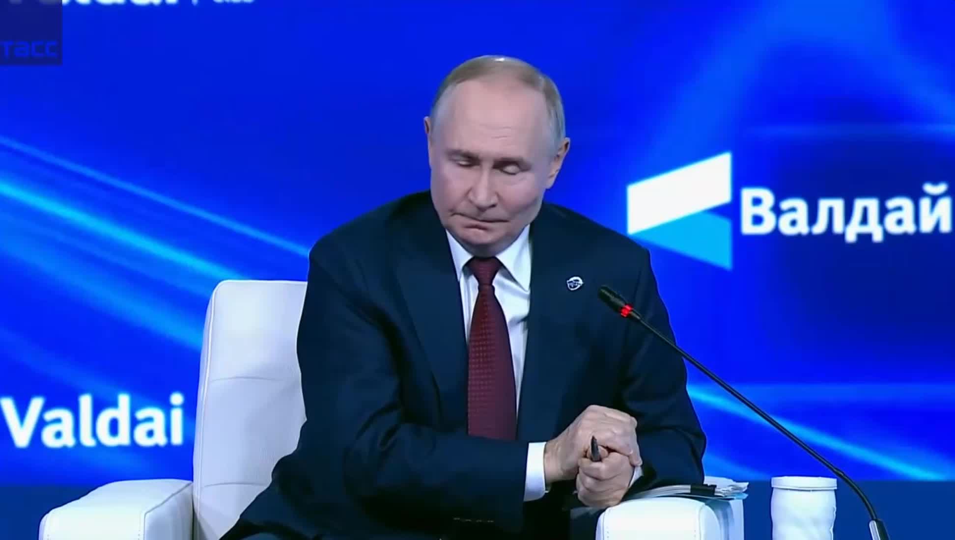 Путин о возрождении традиции: российские девушки в кокошниках как ответ на внешнее давление