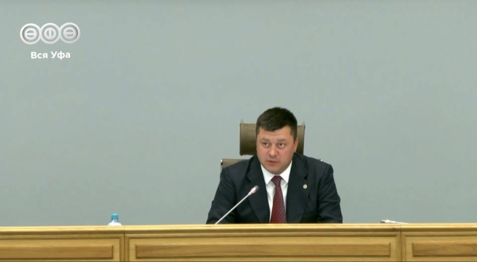 Ратмир Мавлиев призвал подчиненных экономить там где можно Мэр Уфы поручил выставлять имущество города преимущественно на публичные торги где цена может вырасти в 2 3 раза а также переводить некоторых сотрудников Администрации на удаленный формат работы Думать надо о доходах Всегда говорил и говорю не бойтесь больших расходов бойтесь маленьких доходов Сейчас такая ситуация что нужно искать новые возможности для пополнения нашего бюджета Прошу этим вопросом заниматься заявил Ратмир Мавлиев