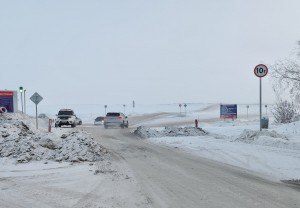 Досрочно открыто движение по ледовому автозимнику Якутск Нижний Бестях С 25 декабря 2025 года открыто движение по ледовому автозимнику Якутск Нижний Бестях федеральной автомобильной дороги Р 504 Колыма Об этом сообщило ФКУ Упрдор Вилюй подведомственное Росавтодору Ледовая переправа введена в эксплуатацию ранее установленного срока Планируемая дата открытия по государственному контракту была 5 января 2026 года Исходя из фактического состояния толщины льда установлена грузоподъёмность проезда автомобильного транспорта с общей массой до 10 тонн Протяженность данного ледового автозимника составляет 12 километров На зимнике проведены работы по устройству подходов к переправе и основных полос для движения в каждом направлении ширина каждой полосы составляет 20 метров Для регулирования движения автотранспорта установлены дорожные знаки и информационные щиты на въездах организовано круглосуточное дежурство дорожных служб   Для обеспечения безопасности движения автотранспорта и сохранности ледового автозимника настоятельно рекомендуется соблюдать установленные ограничения массы и минимальной дистанции между транспортными средствами не менее 70 метров Подпишитесь на главные новости Минтранса Якутии в МАХ