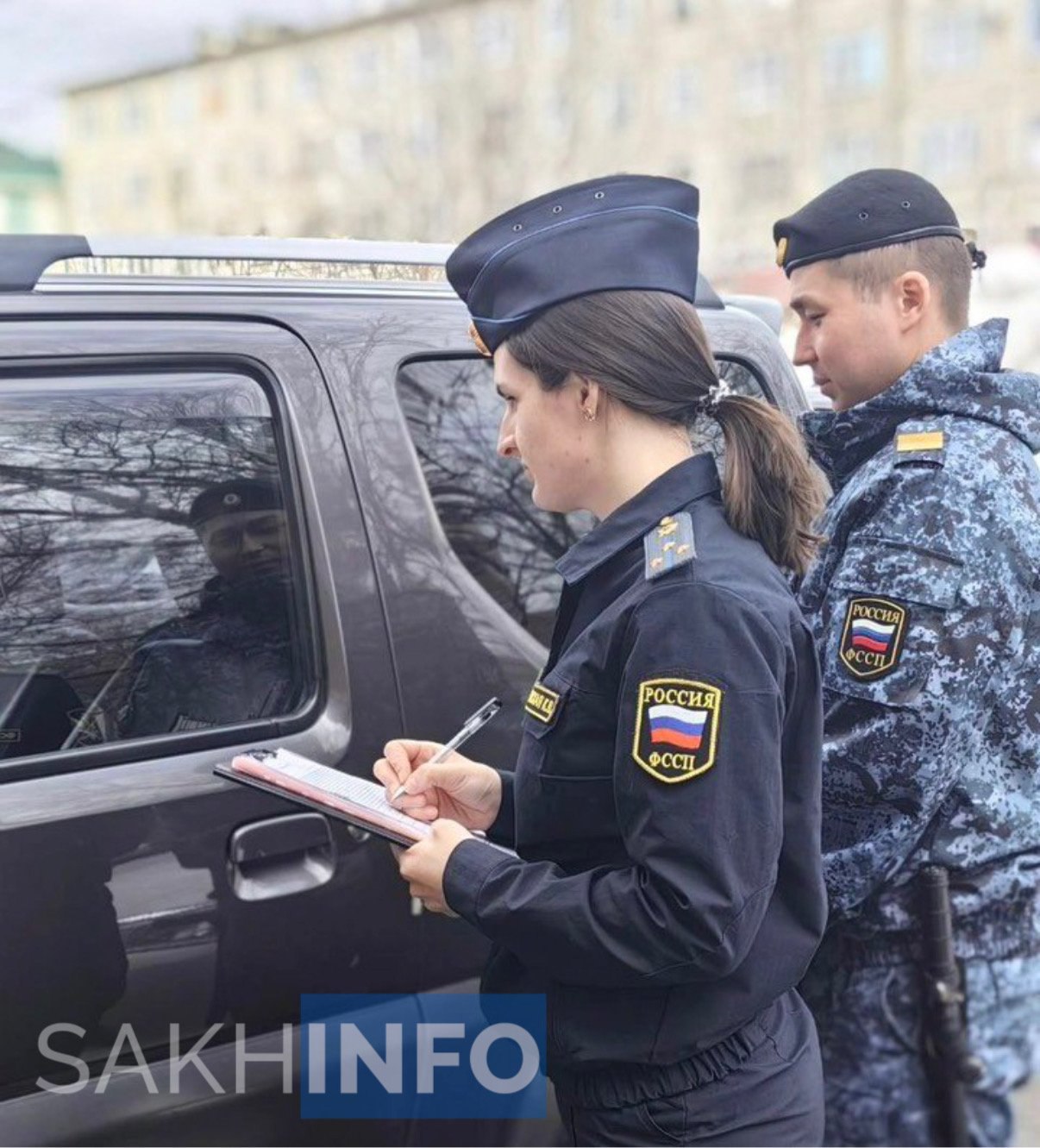 Экс-преподаватель, осужденная за получение взяток, выплатила миллионный штраф Как стало известно «Сахалин Инфо», суд признал женщину виновной в совершении 36 эпизодов коррупции и приговорил ее к 6 годам условно и запрету на ведение преподавательской деятельности в 3,5 года, а так же штраф в 1 млн рублей. «Судебные приставы нашего отделения возбудили исполнительное производство и сразу же уведомили женщину о последствиях уклонения от выплат. Одновременно ей временно ограничили выезд за пределы России», - рассказали в ФССП по Сахалинской области После ограничения на выезд, должница оперативно погасила штраф в тот же день, избежав дополнительных принудительных мер.