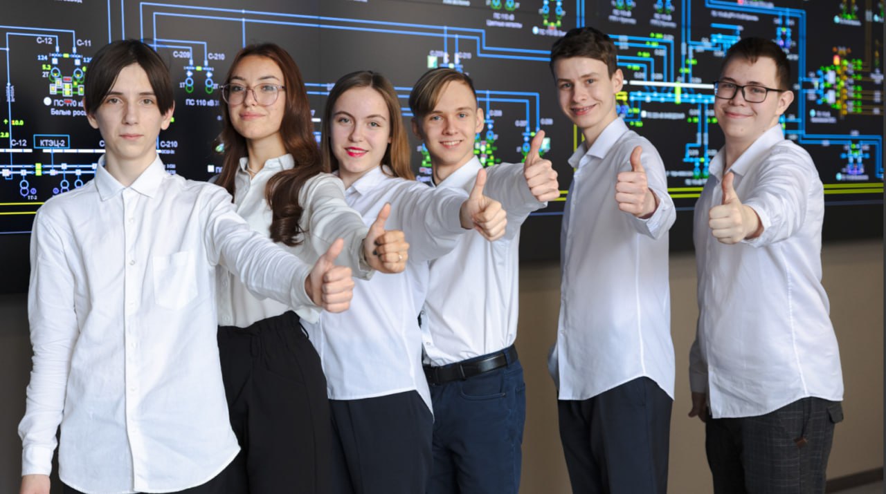 Одиннадцатиклассников Кызыла приглашают в Энергокласс  В Кызыле на базе Тувинского государственного университета с 1 октября стартует профориентационный проект компании Россети Сибирь энергокласс Проект направлен на выявление талантливых школьников которые хотят построить карьеру в одной из крупнейших электросетевых компаний Сибири В этом году в энергокласс приглашаются одиннадцатиклассники из школ Кызыла На протяжении всего учебного года ребята будут углубленно изучать физику математику и информатику Это поможет ученикам под наставничеством преподавателей университета подготовиться к ЕГЭ и поступлению в вуз или ссуз Кроме обучения школьники смогут проверить свои знания в олимпиадах и конкурсах от Россети Сибирь и Группы компаний Россети поучаствовать в проектной деятельности В дальнейшем у выпускников энергокласса будет возможность поступить на целевое направление на энергетические специальности в вуз или ссуз с гарантированным трудоустройством Подробнее