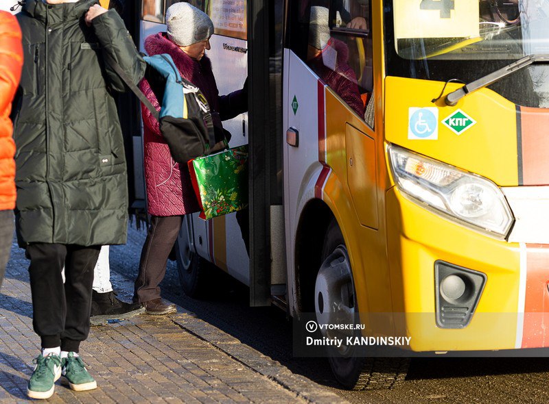 Власти Томска начали процедуру расторжения контрактов с перевозчиками на маршрутах 4 и 53   vtomske ru news 213512 Причина как и в предыдущих ситуациях халатное отношение к добровольно взятым на себя обязательствам В контракте прописано четкое требование не менее 75 рейсов должно быть выполнено заявил мэр Дмитрий Махиня На маршруте 4 в морозные дни на линии работало критически мало автобусов По маршруту 53 перевозчик использовал в Северске автобус который числится на томском маршруте У компаний есть 10 дней чтобы полностью устранить все нарушения Если нет контракты расторгнут Мы очень надеемся что все замечания будут устранены добавил Махиня томск новоститомска Прислать новость   Подписывайся на vtomske ru