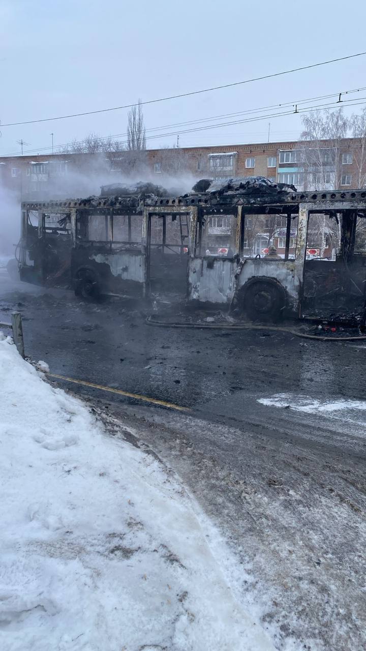 Прокуратура г. Омска организовала проверку по факту возгорания пассажирского автобуса  Предварительно установлено, что сегодня в утреннее время у следующего по ул. Новокирпичной в районе остановки «Посёлок Южный» автобуса маршрута 64 произошло возгорание в моторном отсеке.  На момент происшествия в салоне транспортного средства находилось 6 пассажиров, которым удалось самостоятельно эвакуироваться.  В результате происшествия никто не пострадал,  однако транспортное средство уничтожено огнем.  Точная причина возгорания будет установлена после проведения соответствующих экспертиз.  В ходе проверки прокуратура даст оценку соблюдению ответственными должностными лицами законодательства в части обеспечения безопасности пассажирских перевозок.   По результатам проверки при наличии оснований будут приняты меры прокурорского реагирования.