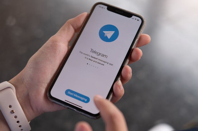 Telegram может запустить встроенное казино Emoji Stake В бета версии Telegram для Android обнаружены следы новой функции казино под названием Emoji Stake Согласно данным из кода это игровая механика с элементами ставок на внутреннюю виртуальную валюту Пользователям предлагается мини игра на основе броска кубика где можно указать размер ставки и нажать кнопку Save and Roll Механизм предполагает серии бросков которые сбрасываются после трёх раундов или при изменении суммы ставки   Перспективы запуска и ограничения Как пишет Газета pу Telegram официально не анонсировал эту функцию и все данные получены из тестовой сборки Поэтому финальная реализация может измениться или вообще не выйти после внутреннего тестирования Даже если запуск состоится в России функция вероятно будет заблокирована из за законодательных ограничений на азартные игры Контекст обновления Telegram Эта находка совпала по времени с другим важным изменением полным обновлением дизайна Telegram для Android которое произошло впервые за многие годы Пока неясно является ли Emoji Stake частью этой масштабной переработки интерфейса Навигация по каналам  Акции  Облигации  Китай  Трейдинг  Новости  Клуб