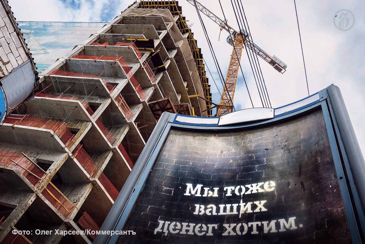 По информации Ъ правительство РФ отказало группе Самолет в предоставлении льготного кредита за которым застройщик обращался ранее Финансовое положение у девелопера не настолько критическое чтобы предоставить ему прямую господдержку но косвенная помощь все же будет оказана Минфин может объявить об этом уже в пятницу 20 февраля по итогам совещания комиссии которая и должна согласиться на непрямые меры поддержки Эксперты говорят что оказание помощи одному игроку из отрасли опасно за ним могут потянуться и другие Ъузнал