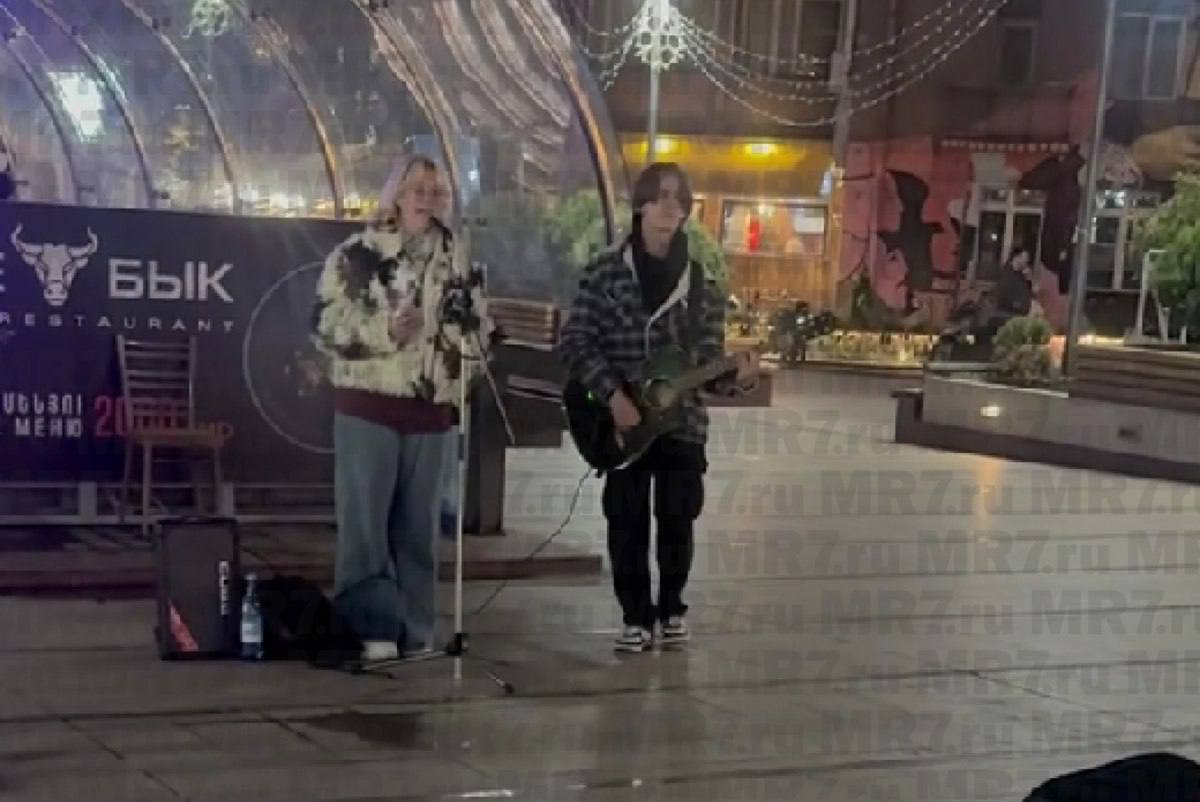Группа стоптайм выступила впервые с октября Музыканты спели в Ереване Вокалистка петербургской группы стоптайм Диана Наоко и гитарист Саша выступили со своим традиционным репертуаром в центре столицы Армении сообщает MR7 со ссылкой на читателей Что нужно знать Саша и Диана более месяца провели под тремя карусельными арестами Они уехали из России сразу после освобождения 23 ноября За уличные концерты в центре Петербурга на которых звучали песни иноагентов музыкантов обвиняли в организации массового одновременного пребывания людей Кроме того Наоко оштрафовали на 30 тысяч рублей по статье о дискредитации армии за исполнение песни Монеточки Ты солдат Фото MR7 Подписывайтесь на Бумагу и предлагайте новости