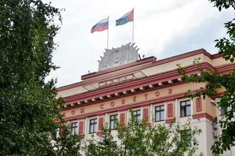 Заседание Тюменской областной Думы состоится сегодня В повестке более 30 вопросов На первом заседании осенней сессии депутаты в частности рассмотрят отчет об исполнении областного бюджета за первое полугодие 2025 года информацию регионального управления налоговой службы о поступлении налоговых платежей страховых взносов в Фонд пенсионного и социального страхования РФ а также корректировки в областной закон о развитии туризма Онлайн трансляция заседания   на официальном портале исполнительных органов государственной власти Тюменской области  на официальном сайте Тюменской областной Думы в сообществе в ВКонтакте