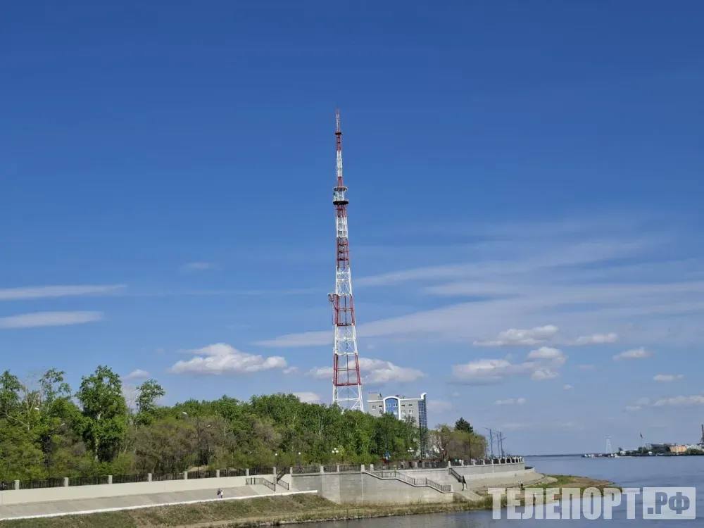 Мезенские красные лошади как символ наступающего Нового года по лунному календарю года Красной Огненной Лошади появятся на главной амурской телебашне Световое шоу объединит народные традиции Китая и России Мезенские красные лошади как символ наступающего нового года по лунному календарю года красной огненной лошади появятся на главной амурской телебашне 16 января 2026 года рассказали в пресс службе филиала Российской телевизионной и радиовещательной сети РТРС Амурский ОРТПЦ С 19 00 до 21 00 в начале каждого часа телебашня города Благовещенск будет сиять Световыми анимированными спецэффектами она поддержит праздник весны в соседнем приграничном городе Хэйхэ Иллюминация будет выдержана в красно белых тонах Главным символом стала фигурка лошади традиционная для мезенской народной росписи Таким образом представление объединит народные традиции обоих стран в Китае наступит год огненной лошади в Российско Федерации год единства народов России Амурский ОРТПЦ преподносит этот подарок жителям и гостям городов соседей в честь 25 летия образования РТРС Впервые подобное новогоднее поздравление прошло на главной телебашне Приамурья в 2023 году по инициативе филиала РТРС Амурский ОРТПЦ и с тех пор стало традицией ТЕЛЕПОРТ РФ здесь все об Амурской области Мы в МАХ Написать нам