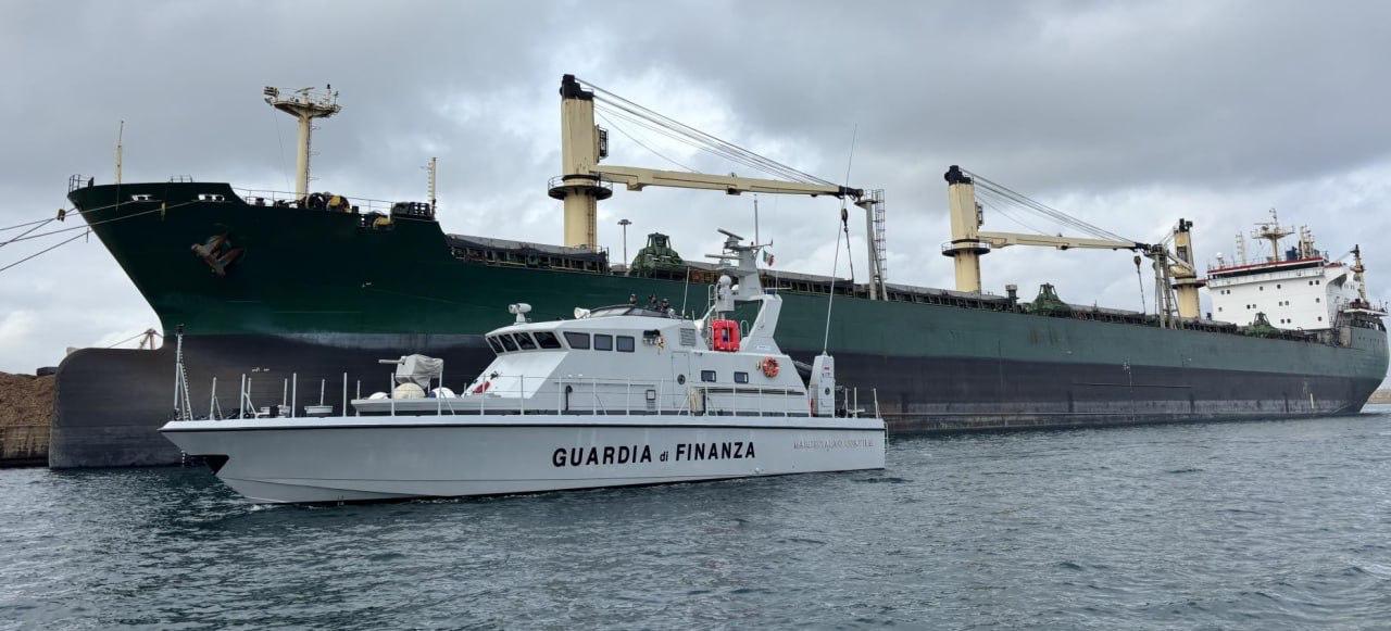 Италия арестовала судно с 33 тысячами тонн металла побывавшее в Новороссийске сообщает РИА Новости со ссылкой на пресс службу итальянской Финансовой гвардии Судно под флагом небольшого океанического острова прибывшее из российских территориальных вод в Черном море с грузом в 33 000 тонн черных металлов было подвергнуто срочному превентивному аресту Основанием для ареста стал регламент ЕС 833 2014 о запрете на экспорт и импорт в РФ и последующие пакеты санкций принятые в связи с конфликтом на Украине Подпишись на Соловьёва Подписаться на каналы Новости Подработка Помощь Мы в MAX Вещи даром