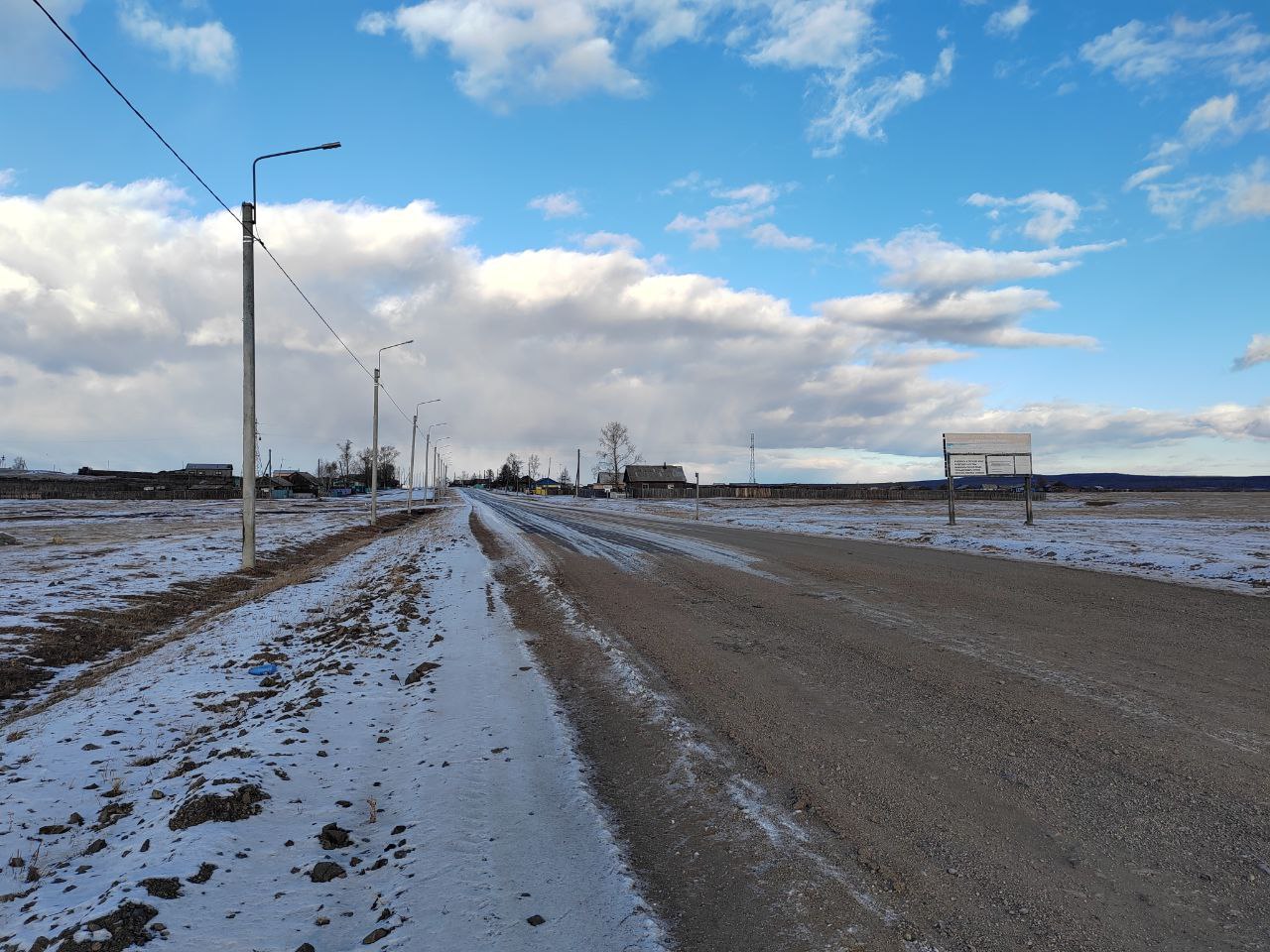 Попавший в ДТП автобус в Кабанском районе шел не по маршруту Как сообщили в полиции Бурятии по предварительным данным сегодня утром на 302 м километре трассы Р 258 Байкал в районе станции Боярский водитель микроавтобуса Тойота Хайс не справился с рулевом управлением и совершил столкновение с автомашиной КДМ стоявший на обочине После этого совершил столкновение с автомашиной УАЗ которая двигалась во встречном направлении В результате ДТП пострадал 67 летний водитель и 46 летний пассажир автомашины УАЗ которые доставлены в медицинское учреждение с травмами различной степени тяжести Водитель и пассажиры микроавтобуса осмотрены на месте от госпитализации отказались Автобус шёл не по маршруту Окончательно причины и обстоятельства ДТП будут установлены в ходе проверки Фото Новая Бурятия