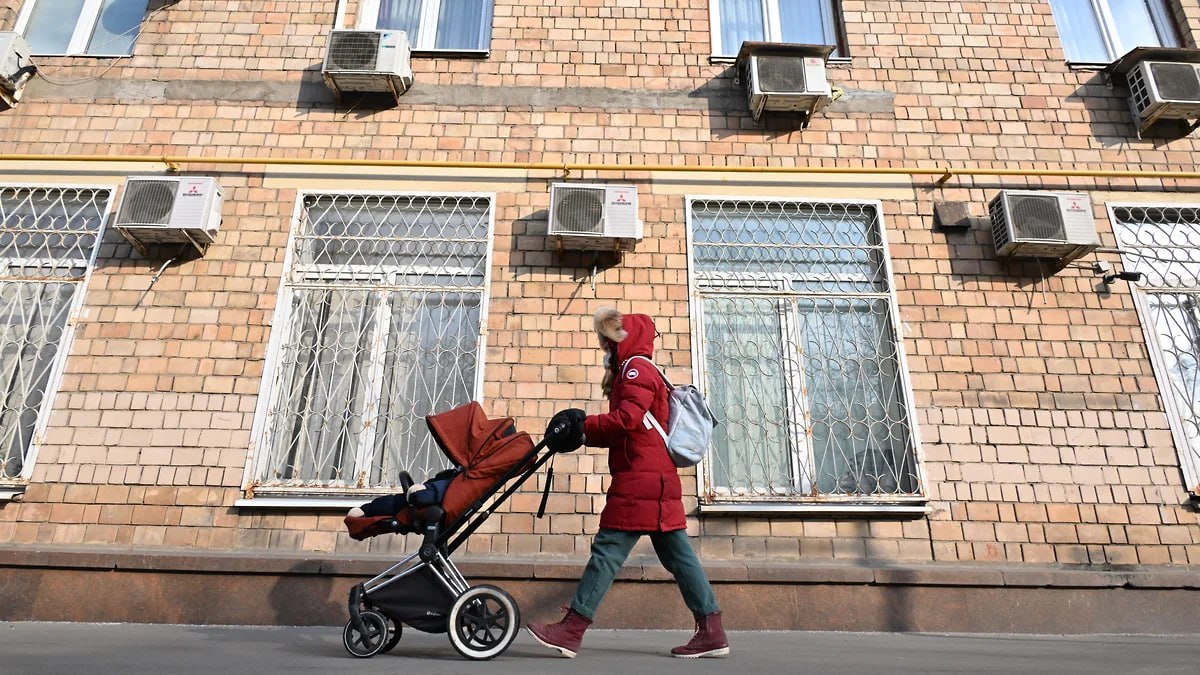 На работу нижегородских «социальных нянь» в 2025 году направят 106,3 млн рублей Из них 96% выделят из федерального бюджета, остальное — из областного. В этом году в регионе будет работать 100 таких нянь. Они будут помогать семьям, где детям меньше трех лет. Услуги «социальной няни» в приоритетном порядке смогут получить: многодетные семьи, семьи участников СВО, семьи с детьми-инвалидами, семьи с детьми, где один или оба супруга учатся очно, семьи, где один или оба родителя несовершеннолетние, семьи, в которых женщина не состоит в браке. Фото: Игорь Иванко, Коммерсантъ Подписывайтесь на «Ъ-Приволжье» Оставляйте «бусты»