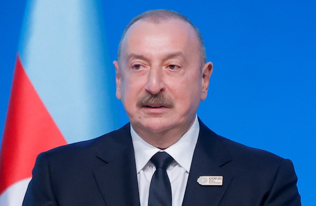 Ильхам Алиев поздравил Турцию Президент Азербайджана Ильхам Алиев поздравил Турцию с решением террористической организации PKK о роспуске и сложении оружия. В своем сообщении в соцсетях президент Алиев выразил искренние поздравления всему турецкому народу и особенно президенту республики Реджепу Тайипу Эрдогану по случаю принятого решения. Подробнее: Алиев заявил: «Это развитие, являющееся важным этапом на пути к достижению цели «Турция без террора», объявленной моим дорогим братом, представляет собой победу решительной политики, проводимой в стране, сильного лидерства и непоколебимой воли, национального единства и солидарности». Азербайджанский лидер пожелал турецкому государству и народу успехов в полной реализации принятого решения и подтвердил свою поддержку. Будьте в курсе последних новостей с «TRT на русском»