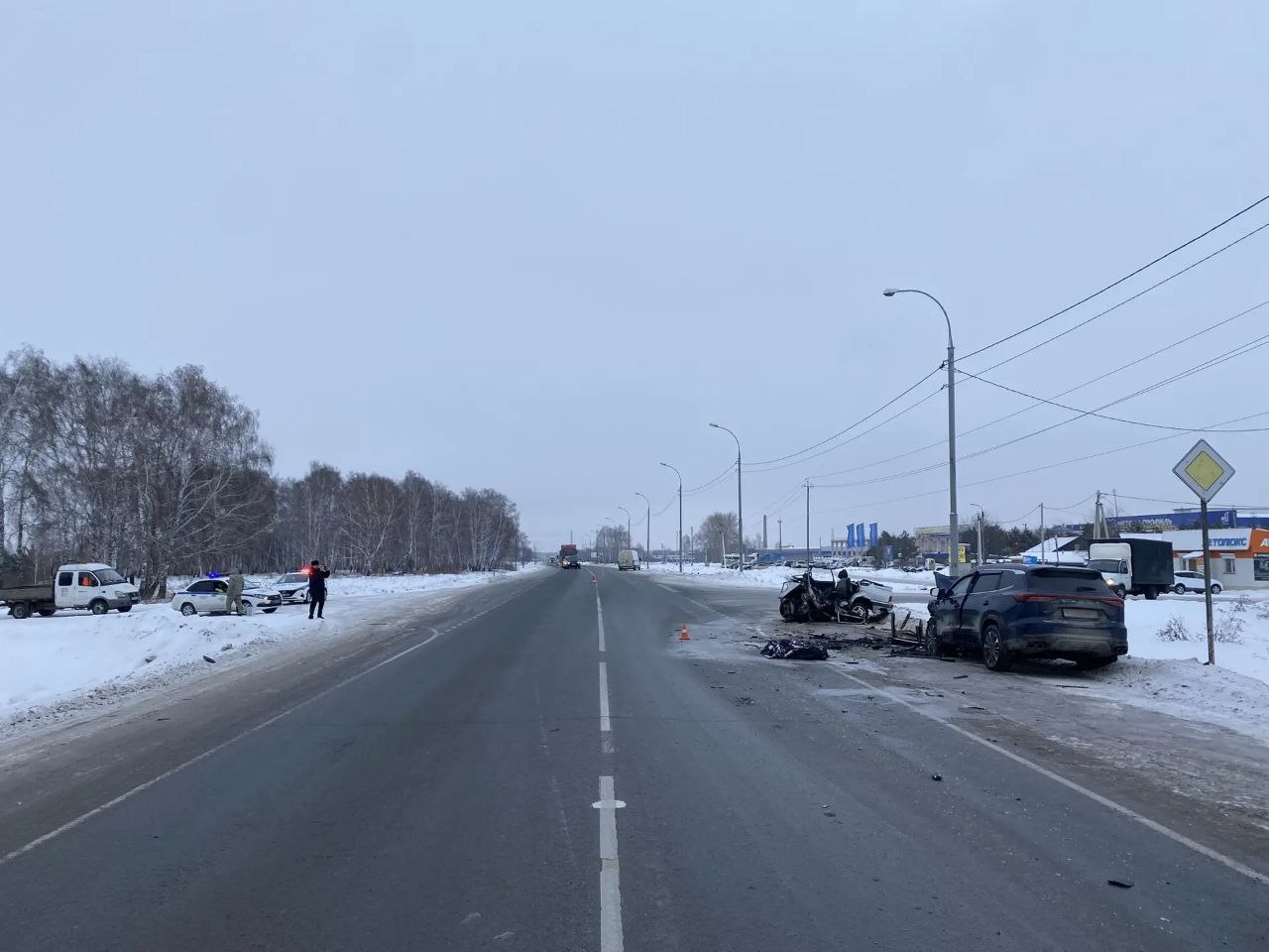 В Искитимском районе в лобовом ДТП погиб водитель и пострадали два человека На трассе Р 256 в Искитимском районе произошло смертельное ДТП Водитель автомобиля ВАЗ выехал на встречную полосу и спровоцировал столкновение с тремя машинами Предварительно установлено что 1 декабря около 14 00 45 летний водитель ВАЗа допустил выезд на встречку где столкнулся с автомобилями Фиат Чери и грузовиком Скания В результате аварии водитель ВАЗа погиб на месте Водитель и пассажир Чери с травмами доставлены в больницу Полиция устанавливает все обстоятельства аварии Расследование продолжается КП Новосибирск