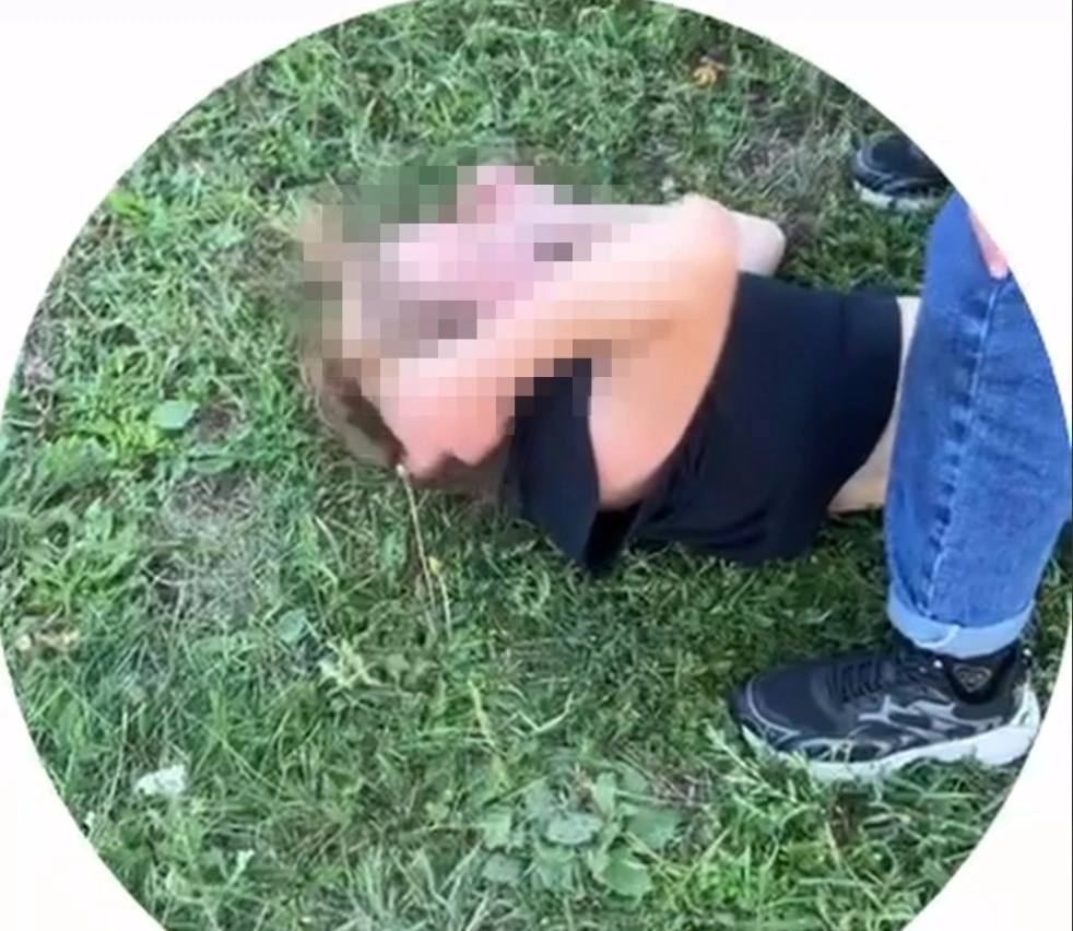 В Нижнеудинске подростки сняли на видео, как избивают девочку  По пабликам гуляет жёсткое видео: на нём одна девочка избивает другую, которая лежит на земле. Сбоку всё это комментирует третья — на камеру говорит, что «Яна сегодня отдыхает, её немного побили».  Видео сняли подростки и сами же выложили.  Родители пострадавшей обратились в полицию. Сейчас правоохранители и прокуратура проверяют, что именно произошло.    Подписаться   Прислать новость