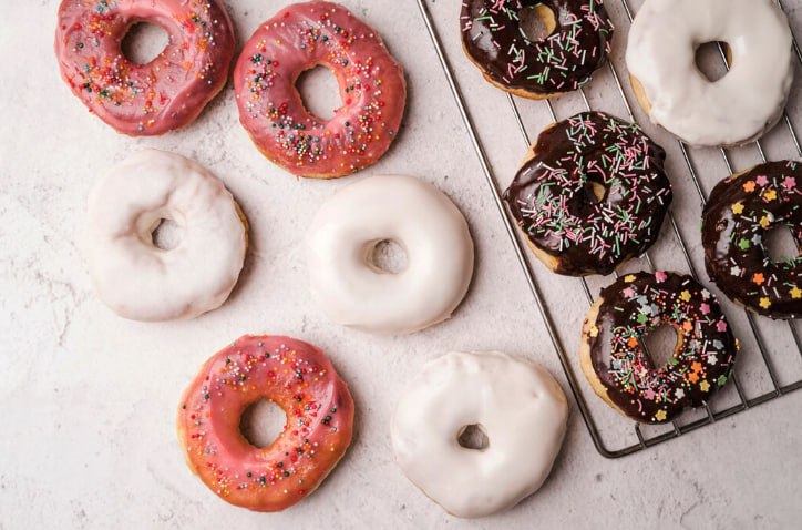 Фестиваль пончиков пройдет в Кисловодске на январских праздниках Мероприятие пройдет уже в третий год подряд и в этот раз будет длиться семь дней с 3 по 10 января сообщили в мэрии курорта Жители и гости города смогут бесплатно продегустировать самые разные виды пончиков от классических до необычных вариантов Запланированы конкурсы гастроигры новогодние интерактивы и музыкальная программа Изображение взято с ru freepik com  Подписаться на 1777 в Телеграм MAX