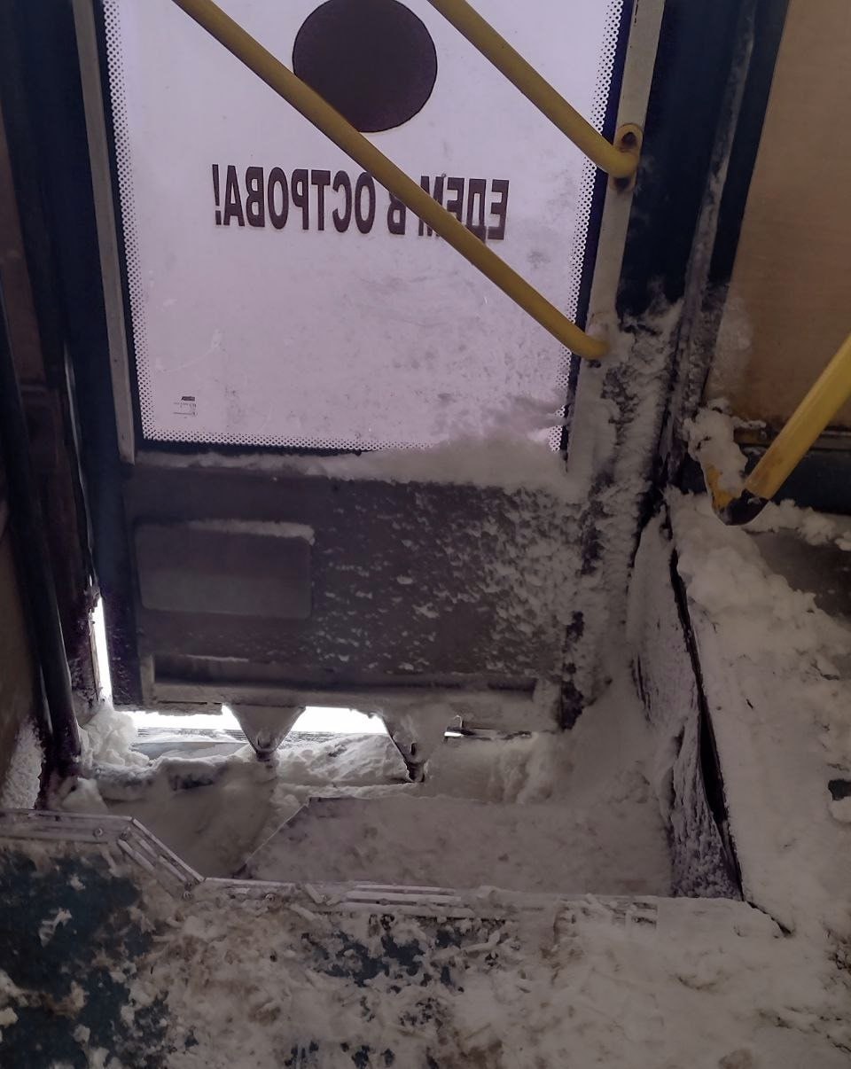 Автобус сугроб пассажиры возмущены пригородным маршрутом Грязные сидения порванная обшивка и неработающие печки таков сервис пригородных автобусов Ситуация усугубилась с наступлением холодов пассажиры обнаружили гору снега в салоне При этом стоимость проезда доходит вплоть до 100 рублей Прочитать статью полностью Подписаться на DVHAB Написать в DVHAB