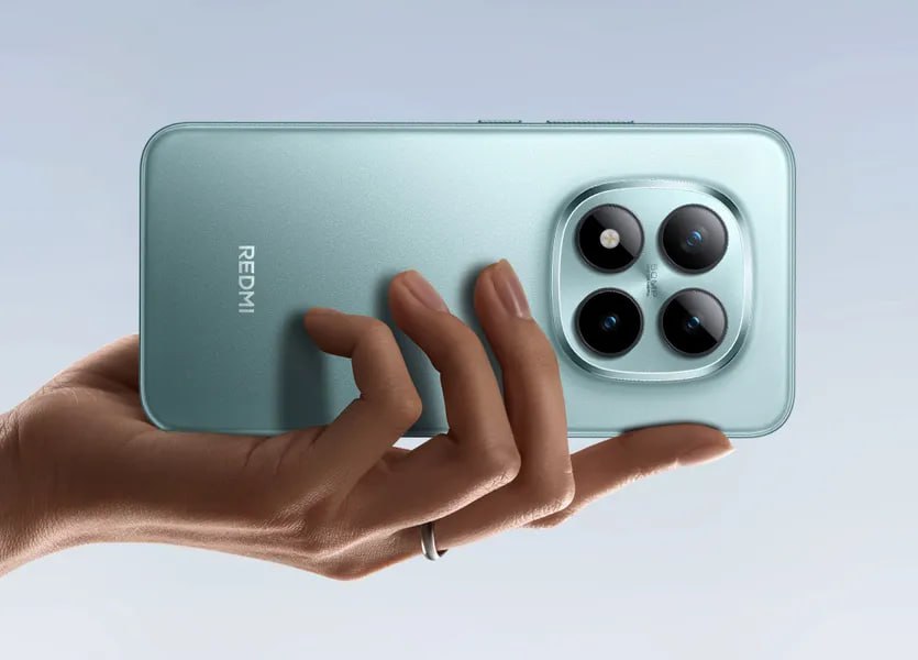 Сегодня компания Xiaomi официально представила смартфон Redmi Note 15 Pro который обещает стать прорывом в сегменте среднебюджетных устройств Главные особенности новинки сверхпрочный корпус передовые технологии связи и впечатляющая автономность Стоимость стартует от 1900 юаней 265 долларов столько просят за версию с 12 ГБ ОЗУ и 256 ГБ флеш памяти Redmi Note 15 Pro оснащен экраном OLED с диагональю 6 83 дюйма и разрешением 1 5K Защиту экрана обеспечивает сверхпрочное стекло Xiaomi Dragon Crystal а задняя панель выполнена из сверхпрочного стекловолокна Основа аппаратной платформы представленная два дня назад SoC Qualcomm Snapdragon 7s Gen 4 Смартфон получил аккумулятор емкостью 7000 мАч с 90 ваттной проводной зарядкой и обратной проводной мощностью 22 5 Вт